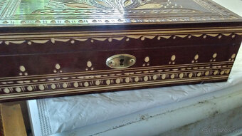 Drevená vyrezávaná šperkovnica - 2