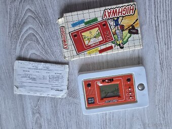 Retro handheld hra Saxon Highway z 80tych rokov - 2