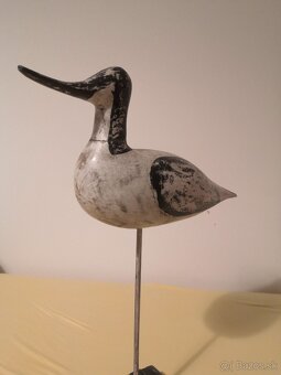 Predám  drevenú sošku vtáka na podstavci - 2