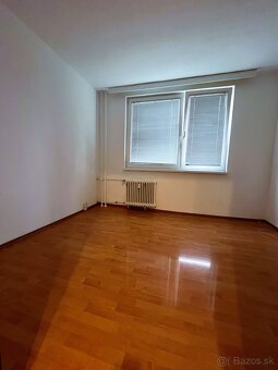 Veľký a slnečný 3 izbový byt s balkónom, Na Lúkach, Levice - 2