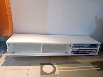 Predám biely stôl pod TV. - 2