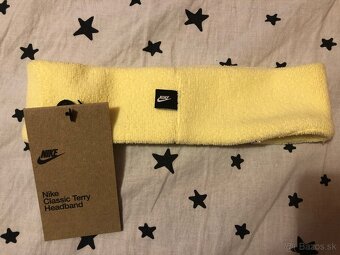 nova celenka Nike svetlo zlta pre dospelych - 2