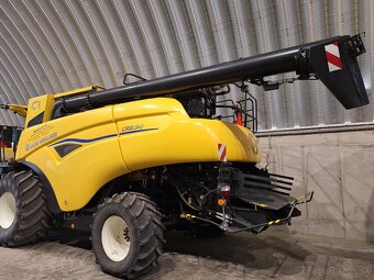 Predám New Holland CR 8.90, kolesový kombajn - 2