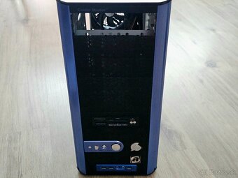 Cooler Master Centurion 5 ATX a Corsair HX520 - 2