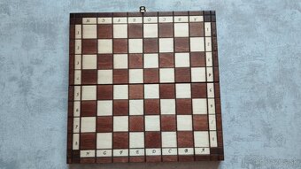 Menší dřevěné vyřezávané šachy 31x31, nepoužité - 2