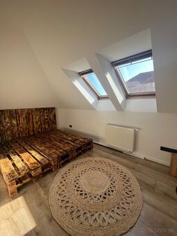 Posteľ z paliet s čelom - 2