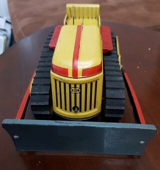 staré hračky : pásový buldozér KDN - 2