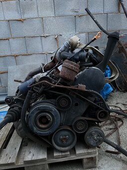 VW Transporter motor 2.5 TDi plus prevodovka - 2