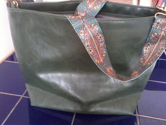 Kabelka crossbody zelená 5 € - 2