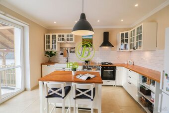 Kompletne zrekonštruovaný priestranný 5-izbový rodinný dom v - 2