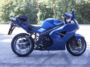 Triumph Sprint ST 1050 - 2