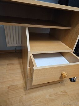 Stol na pisanie so suplikmi - 2