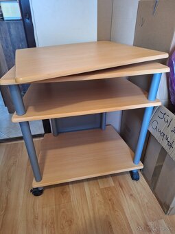 Drevenný stolík pod TV - 2