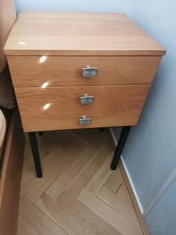Stary drevený retro nočný stolík - 2