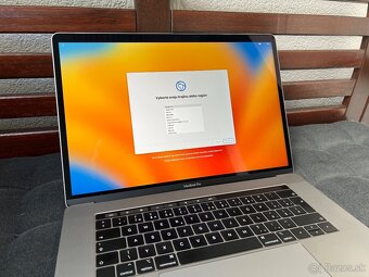 MacBook Pro 15" 2018, i7, 16GB RAM, 512 GB SSD v TOP stave - 2
