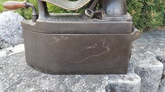 Obrovská komínová velmi stará sbírková žehlička D.R.G.M. - 2