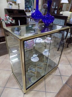 Sklenená vitrína s mosadzným rámom - 2