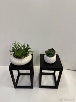 Sada drevených stojanov na kvety . - 2