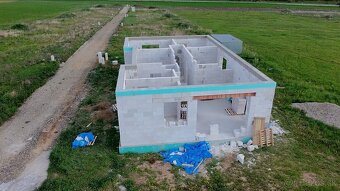 🏗️ ROZOSTAVANÝ RODINNÝ DOM NA PREDAJ – OBEC SVINIA - 2