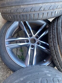 Predám elektróny + sada zimných na plecháčoch s puklicami VW - 2