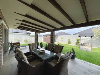 Na predaj moderná štýlová novostavba s garážou a pozemkom - 2