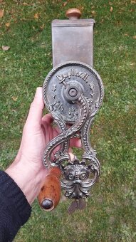 Velmi starý (cca 110-115let) krásný zdobený mlyncek na strou - 2