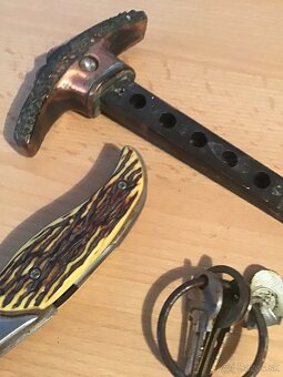 STARé RUKOVäTE Z NOží A KLUčE - 2