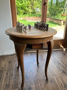 Šachový stolík. - 2