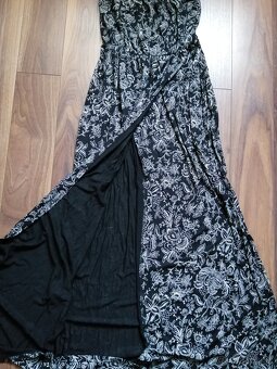 Bezramienkové elastické šaty - 2