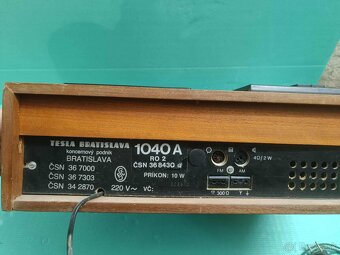 Starý rádiomagnetofón Tesla Akord 1040 A - 2