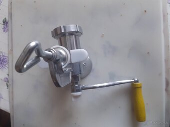 Zánovný mlynček na mäso. - 2