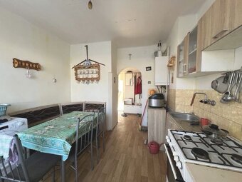Na predaj 3 izbový tehlový byt s vlastným kúrením, Dulovce - 2