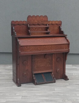 Organ s dubovým puzdrom Needham. - 2