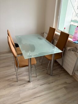 Predam stol a 4 stolicky - 2