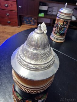 Predám kameninový pivný krčah z viečkom - 2