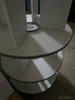 Starý biely otočný regál - 2