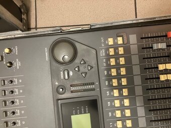 Predam digitalny mixpult Yamaha 01 Programmable - 2
