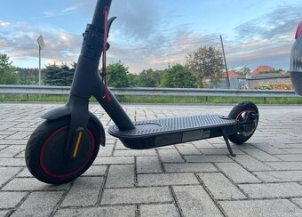 Elektrická kolobežka Xiaomi Mi Eletric Scooter Pro - 2