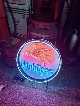 Velký neon Mobilgas, dekorace - 2