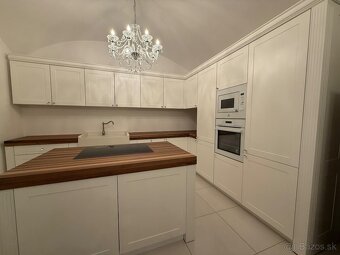 Nova Kuchynska linka vystavena z predajne - 2