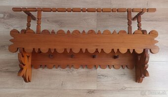 Starožitná drevená selská polica + pozdišovská keramika - 2