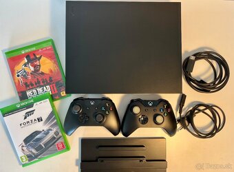 Xbox One X + 2 ovládače, 2 hry a stojan - 2