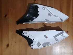 Prodám originál postranní kryty na Yamaha YZ 65 - 2