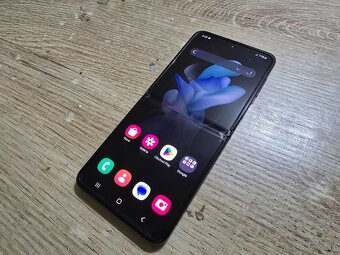 Samsung flip 4 plnefunckny v super stave ma len jemne znamky - 2