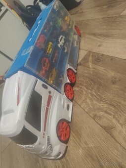 Predam kamion plny 35 autickami - 2