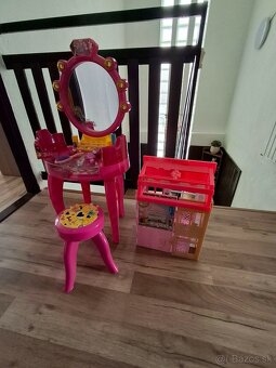 Barbie kozmetický stolík plus domček - 2