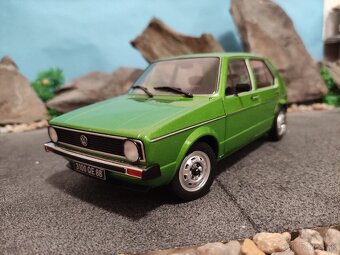 Prodám model 1:18 Volkswagen golf 1 - 2