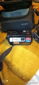 Kamera Sony HDR PJ200 sprojektorom - 2