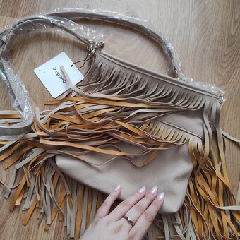 Kabelka so strapcami - 2