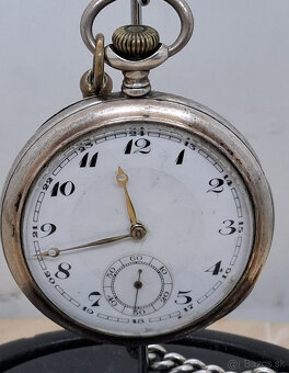 Predám funkčné starožitné strieborné vreckové hodinky REVUE - 2